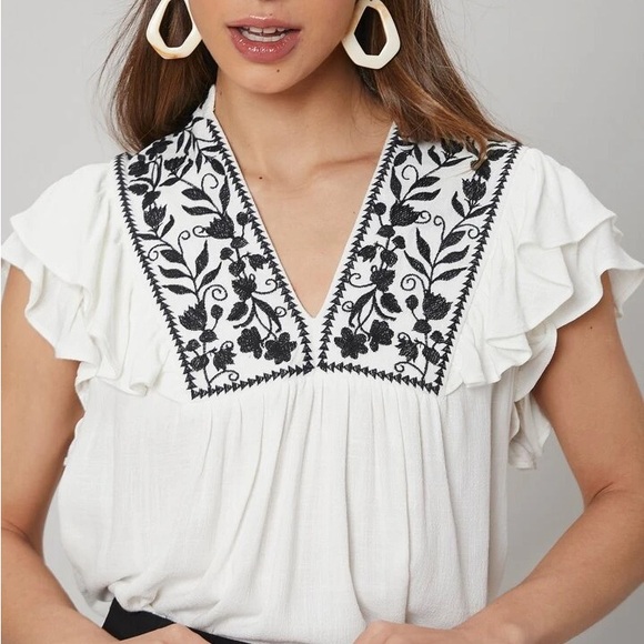 PLUS SIZE Floral Embroidered White + Black Women's Ruffle Flutter Sleeve Top 2XL - Picture 1 of 4